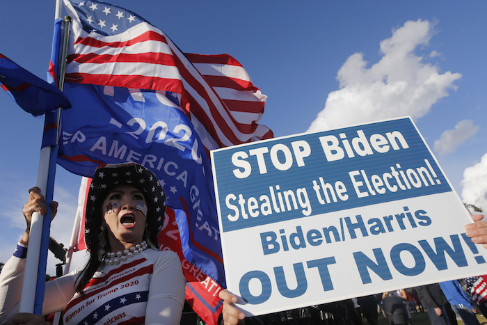 Simpatizantes del Presidente Donald Trump protestan en Beverli Hills, California, el sábado 7 de noviembre de 2020. El cartel dice: Impidan a Biden robarse la elección. ¡Biden/Harris fuera ya!”.