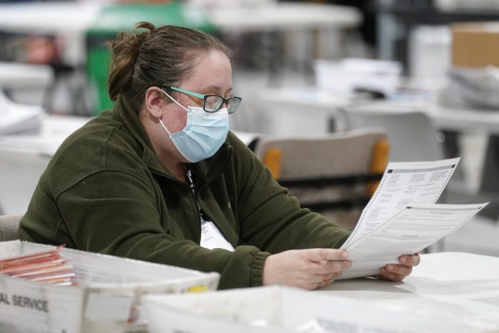 Una Trabajadora Electoral Revisa Unas Papeletas El Viernes De Noviembre De En Lawrenceville Cerca De Atlanta Foto John Bazemore Ap