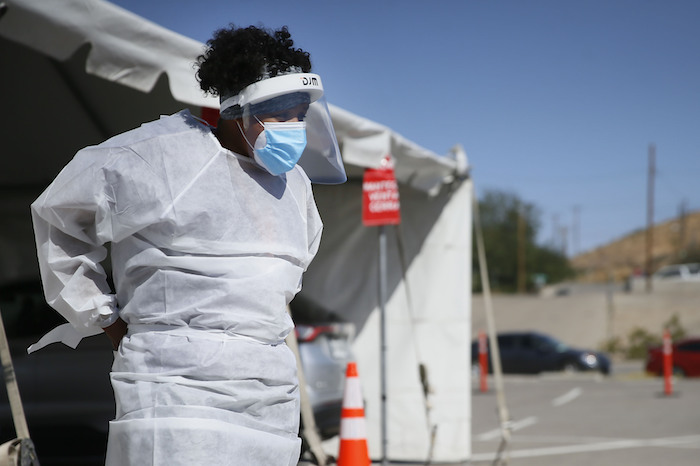 Una trabajadora médica está en un sitio móvil de pruebas de coronavirus en UTEP, en l Paso, Texas, el 26 de octubre del 2020. El sitio está abierto desde la 9 a.m. hasta las 4 p.m. lunes, miércoles y viernes. 