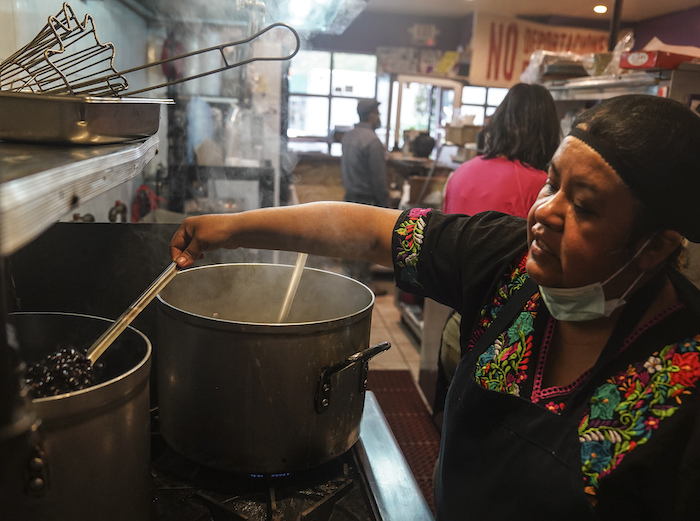 Natalia Méndez cocina en La Morada, un galardonado restaurante mexicano del que es copropietaria con su familia en el sur del Bronx, el miércoles 28 de octubre de 2020 en Nueva York. 