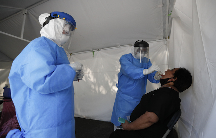 Un trabajador de salud toma una muestra para detectar la posible presencia del coronavirus el viernes 13 de noviembre de 2020 en una carpa móvil de diagnóstico, en la Alcaldía Coyoacán, en la Ciudad de México. 