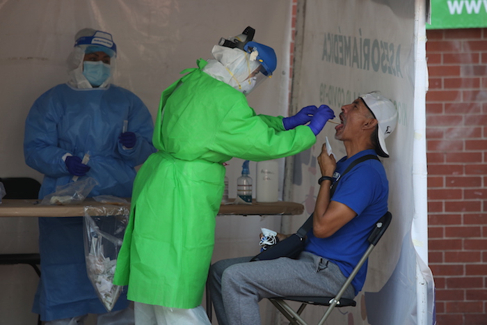 Un trabajador sanitario realiza una prueba de coronavirus a un hombre en un centro temporal de diagnósticos en Ciudad de México, el sábado 14 de noviembre de 2020. 