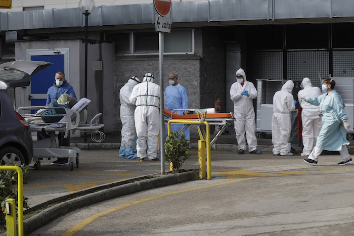 Un paciente espera en una camilla frente a la sala de primeros auxilios del hospital Cardarelli de Nápoles el 13 de noviembre del 2020. 