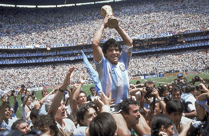 En esta foto del 29 de junio de 1986, Diego Maradona alza la Copa Mundial tras la victoria de Argentina 3-2 ante Alemania en la final, en el estadio Azteca de la Ciudad de México.