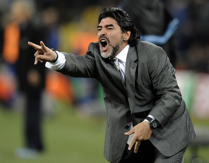 En esta foto de archivo del 27 de junio de 2010, Diego Maradona, como técnico de Argentina, hace gestos durante el partido contra México por los octavos de final de la Copa del Mundo de Sudáfrica, en el Soccer City en Johannesburgo.