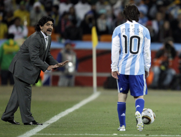 En esta foto de archivo del 27 de junio de 2010, Diego Maradona, como técnico de Argentina, da instrucciones a Lionel Messi durante el partido de octavos de final de la Copa del Mundo entre Argentina y México en el Soccer City en Johannesburgo, Sudáfrica.