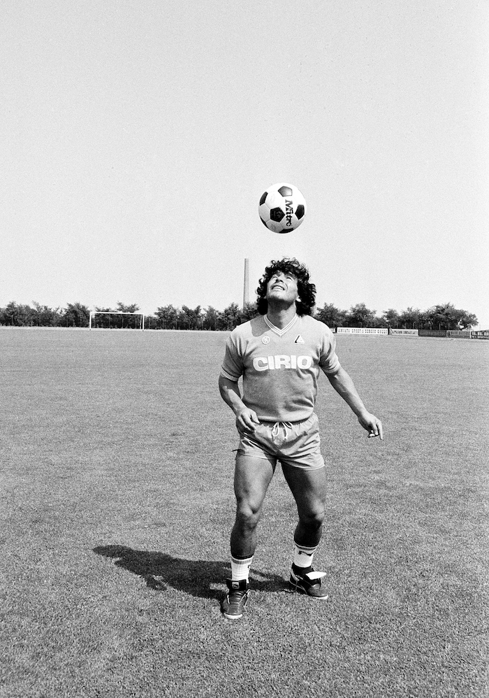 En esta foto del 25 de julio de 1984, Diego Maradona durante un entrenamiento con su nuevo equipo, el Napoli de Italia. 