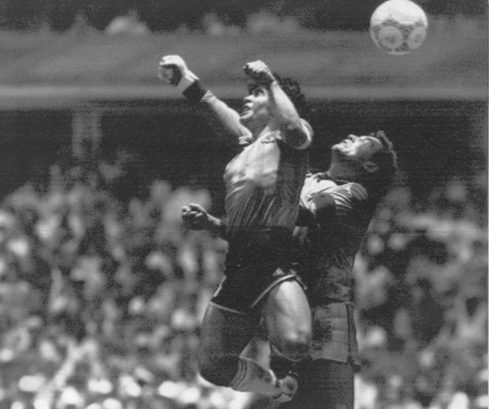 En esta foto del 22 de junio de 1986, Diego Maradona supera al arquero inglés Peter Shilton y anota el llamado el gol de la "Mano de Dios" en el Estadio Azteca de la Ciudad de México durante los cuartos de final de la Copa Mundial. 