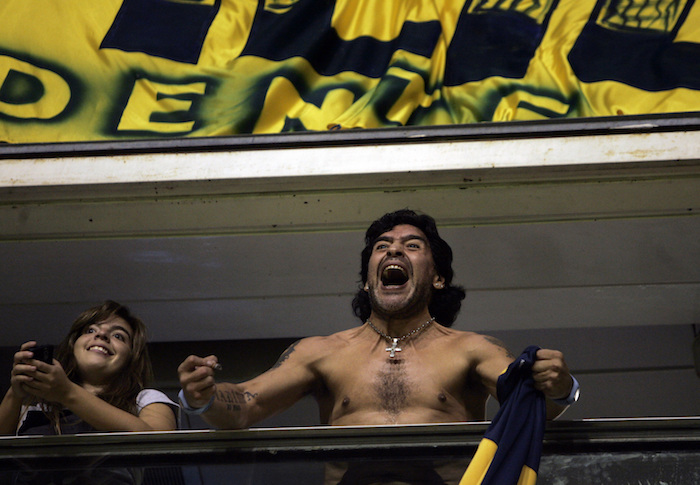 En esta foto del 22 de abril de 2008, Diego Maradona celebra un gol de Boca Juniors en un partido contra Unión Maracaibo por la Copa Libertadores. 