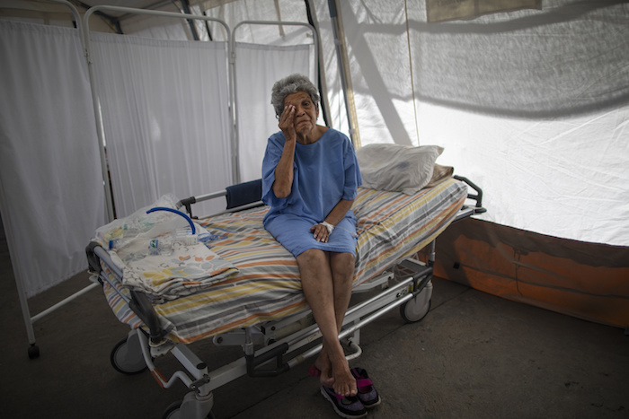 Nancy Rodríguez Una Paciente De Covid De Años Se Seca Las Lágrimas Al Contar Su Lucha Contra El Coronavirus En Una Carpa Para Enfermos Que Recibirán El Alta En El Hospital Peréz De León Ii Un Centro Público Con Doctores De Médicos Sin Fronteras En El Vecindario De Petare Caracas Venezuela El De Septiembre De