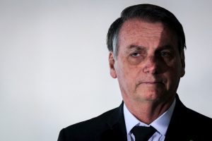 El Presidente Jair Bolsonaro comentó en tono de triunfo la suspensión de las pruebas de la vacuna china. Foto: Andre Coelho, Archivo EFE