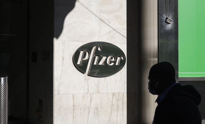 Si Pfizer recibe la autorización para su vacuna en las próximas semanas, como se espera, la compañía, en teoría, podría vacunar a millones de estadounidenses para fin de año, aprovechando meses de planificación y décadas de experiencia. 