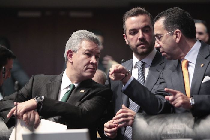 Los exsenadores David Penchyna Grub, Jorge Luis Lavalle Maury, y Javier Lozano Alarcón durante la discusión de las leyes secundarias de la Reforma Energética en 2014. 