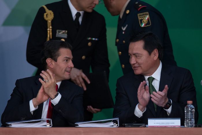 Enrique Peña Nieto Entonces Presidente De México Y Miguel Ángel Osorio Chong Su Secretario De Gobernación En