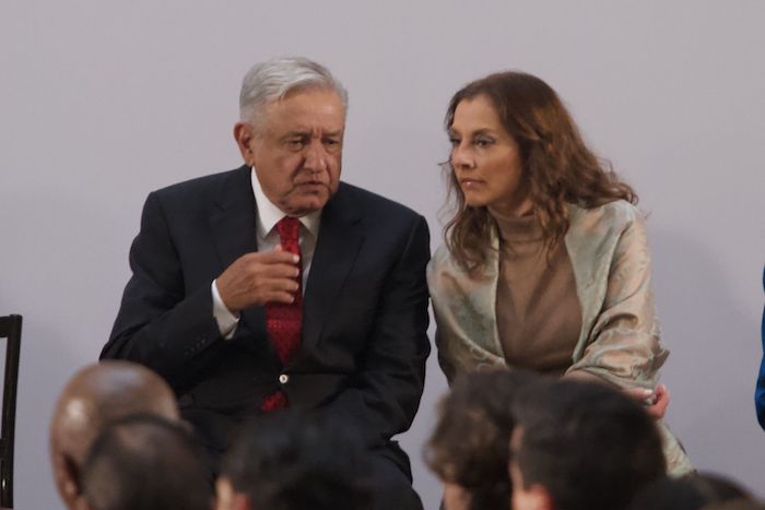 Andrés Manuel López Obrador, Presidente de México, acompañado de Beatriz Gutiérrez Müller, escritora y esposa.