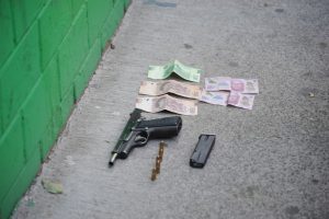 A José David "N", alías "El Chayyan", se le aseguró una arma y dinero en efectivo y se presume es miembro del grupo delincuencial La Unión Tepito. Foto: Luis Carbayo, Cuartoscuro