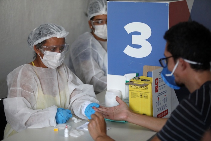 Un Hombre Se Toma Una Prueba Para Coronavirus En La Favela Da Maré El De Octubre De En Río De Janeiro brasil