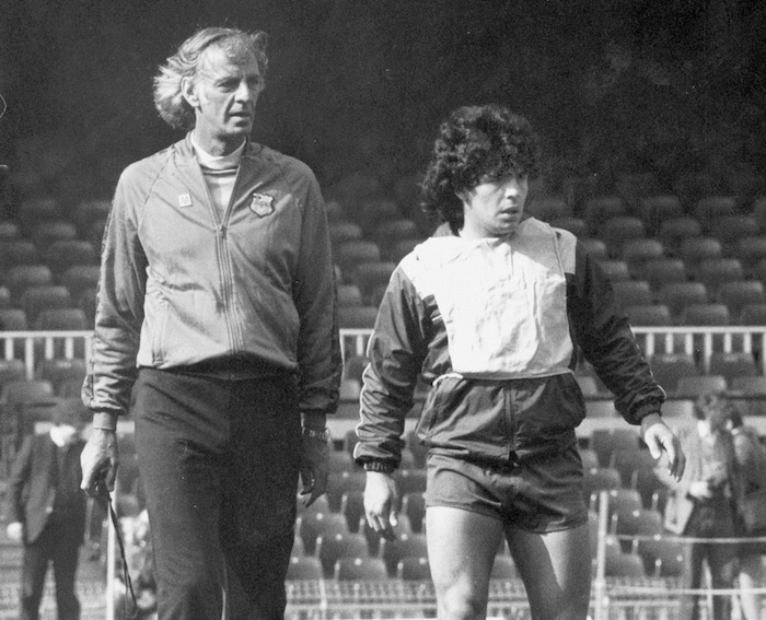 César Luis Menotti, junto al jugador Diego Armando Maradona durante su primer entrenamiento al F.C. Barcelona, el 7 de marzo de 1983. 