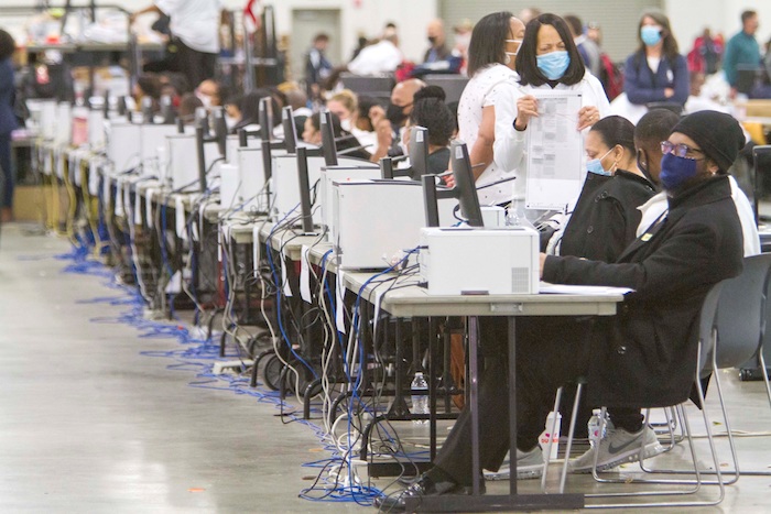 Vista De Trabajadores Que Cuentan Votos Por Correo En Detroit Michigan Este De Noviembre De