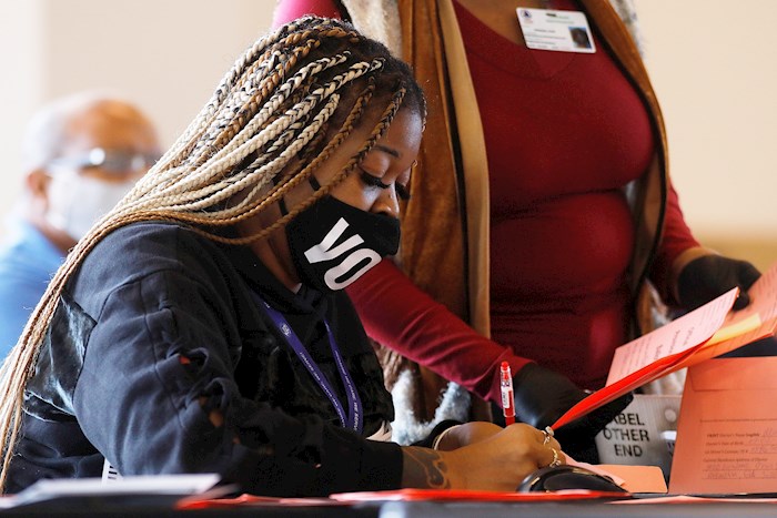 Oficiales realizan un conteo de votos en Atlanta, Georgia. Foto: Chris Aluka Berry, Archivo EFE