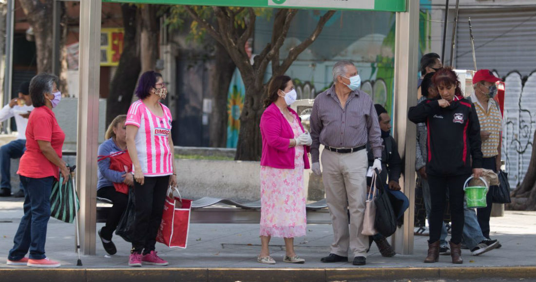 Un grupo de personas esperando en transporte público en la Ciudad de México en medio de la contingencia por la COVID-19.