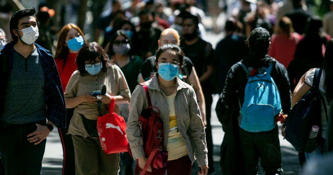 Un grupo de personas camina por calles de la Ciudad de México durante la contingencia sanitaria por la COVID-19.