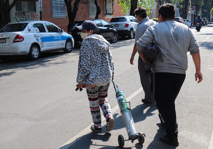 Fotografía fechada el 22 de diciembre de 2020, donde se observa a personas en busca de compra o alquiler de tanques de oxígeno, en establecimientos de Ciudad de México (México). 