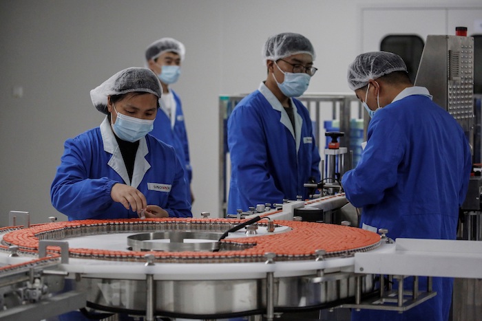 Varios empleados trabajan en las instalaciones de envasado de Sinovac Biotech en PekÌn, China. Sinovac es un fabricante de vacunas chino que est· desarrollando la vacuna COVID-19 llamada CoronaVac. 