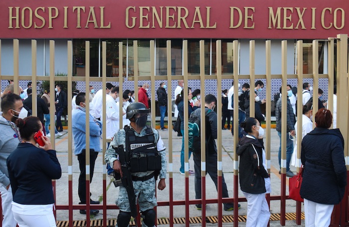 Personal médico hace hoy fila para ser vacunado contra la COVID-19 en el Hospital General, en Ciudad de México (México). 