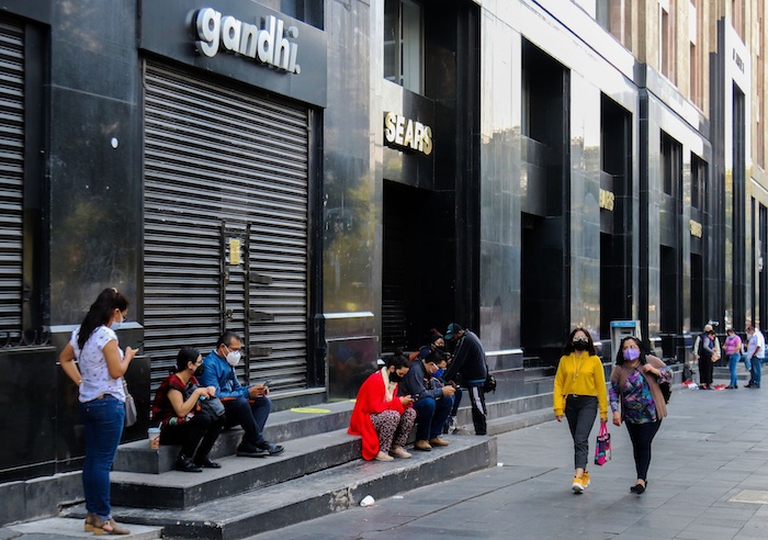 Fotografía del 23 de diciembre de 2020 donde se observan comercios cerrados debido al Semáforo Rojo por la pandemia de la COVID-19 en Ciudad de México (México). 