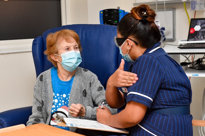 La mujer agradeció al Servicio Nacional de Salud (NHS, por sus siglas en inglés) por la forma en que la han atendido y aconsejó a la gente vacunarse. 