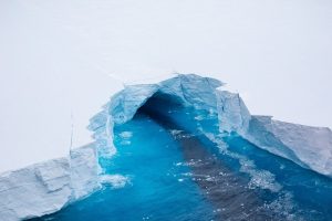 La aeronave obtuvo detalladas y espectaculares fotografías del témpano de hielo, conocido como A-68A. Foto: Twitter @GovSGSSI