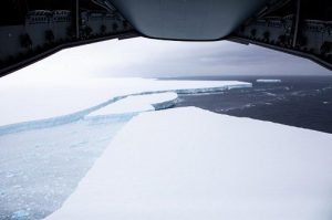 El A400M pudo acercarse lo suficiente al iceberg, revelando grietas y fisuras dentro de su cuerpo principal. Foto: Twitter @GovSGSSI