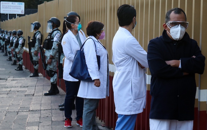 Personal médico hace hoy fila para ser vacunado contra la COVID-19 en el Hospital General, en Ciudad de México (México). 