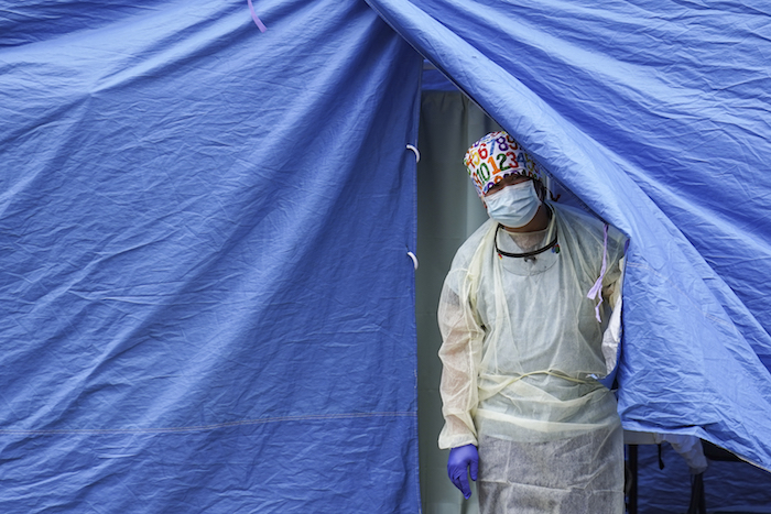 Un trabajador médico sale de una carpa en un sitio de pruebas de COVID-19, el miércoles 11 de noviembre de 2020, en Brooklyn, Nueva York. 