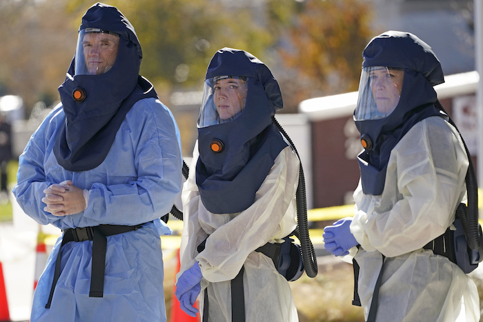 Enfermeros de salud pública del Departamento de Salud del condado Salt Lake observan el jueves 12 de noviembre de 2020 mientras se efectúan pruebas para detectar el coronavirus, en Salt Lake City.