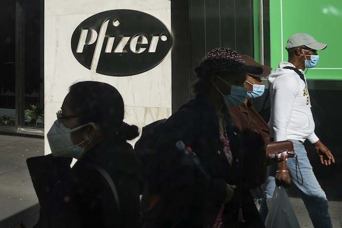 Foto de archivo, 9 de noviembre de 2020, de peatones pasando frente a la sede mundial de Pfizer en Nueva York. 