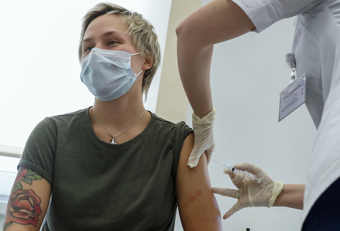 Una Enfermera derecha Administra Una Dosis De La Vacuna Rusa Contra La Coronavirus sputnik V a Una Paciente En Moscú Rusia El De Diciembre De