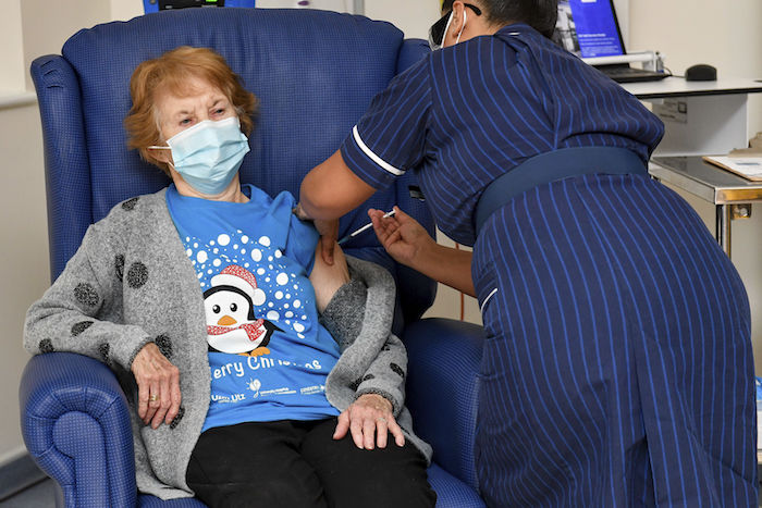 Margaret Keenan De Años Recibe La Primera Dosis Suministrada En Gran Bretaña De La Vacuna De Pfizer biontech Contra La Covid Administrada Por La Enfermera May Parsons En El Hospital Universitario De Coventry Inglaterra El Martes De Diciembre De