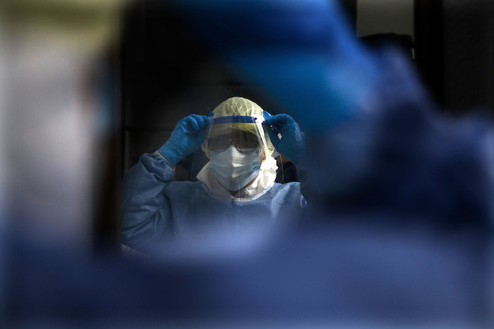 En Esta Fotografía De Archivo Del De Noviembre De El Coronel Oscar Benavides Aguilar Se Viste Con Ropa Protectora Mientras Se Prepara Para Tratar a Pacientes En Un Hospital Militar Establecido Para Atender a Pacientes Con Covid En La Ciudad De México