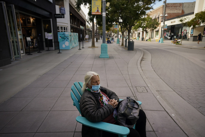 Esta Fotografía Muestra a Margaret Speck De Años Sentada En Una Calle Comercial Vacía En Santa Mónica California El Martes De Diciembre De