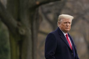 El Presidente Donald Trump camina por el jardín sur de la Casa Blanca. Foto: Patrick Semansky, AP