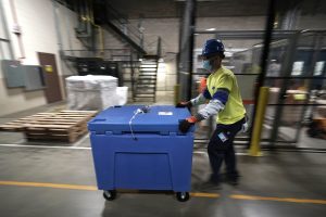 Un Trabajador Transporta Un Contenedor Con Vacunas De Pfizer Y Biontech Para El Coronavirus En La Planta Kalamazoo De Pfizer En Portage Michigan Foto Morry Gash Pool Ap