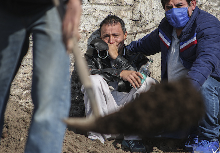 El Migrante Peruano José Collantes Llora Mientras Observa a Los Trabajadores Del Cementerio Enterrar a Su Esposa Silvia Cano Quien Según Dijo Murió De Complicaciones De Covid En El Cementerio Católico En Santiago Chile El Viernes De Julio De