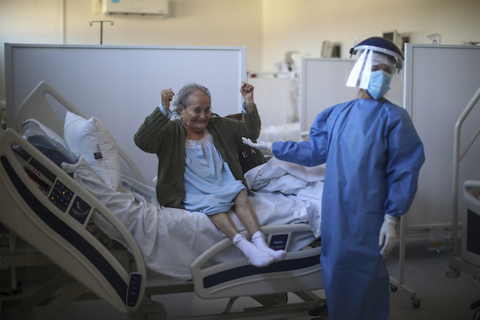 Blanca Ortiz De Años Celebra Después De Que Enfermeras Le Dijeron Que Ya Podía Dejar El Hospital Eurnekian Ezeiza En Las Afueras De Buenos Aires Argentina El Jueves De Agosto De Varias Semanas Después De Que Entró Con Covid