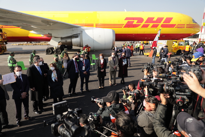 La Prensa Fotografía a Funcionarios Mientras Se Retira El Primer Envío De La Vacuna Pfizer Covid a México Arriba a La Derecha Luego De Ser Descargado De Un Avión De Carga De Dhl En El Aeropuerto Internacional Benito Juárez En La Ciudad De México El Miércoles De Diciembre De