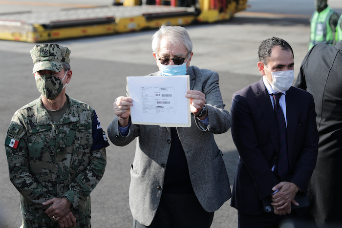 El Secretario De Salud De México Jorge Alcocer Sostiene La Etiqueta De Envío De Dhl Para El Primer Envío De La Vacuna Pfizer Covid a México En El Aeropuerto Internacional Benito Juárez En La Ciudad De México El Miércoles De Diciembre De