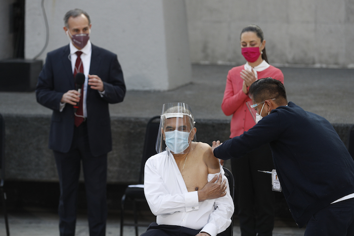 Un hombre se vacuna contra la COVID-19 en el Hospital General de la Ciudad de México, el jueves 24 de diciembre de 2020 en la madrugada. 