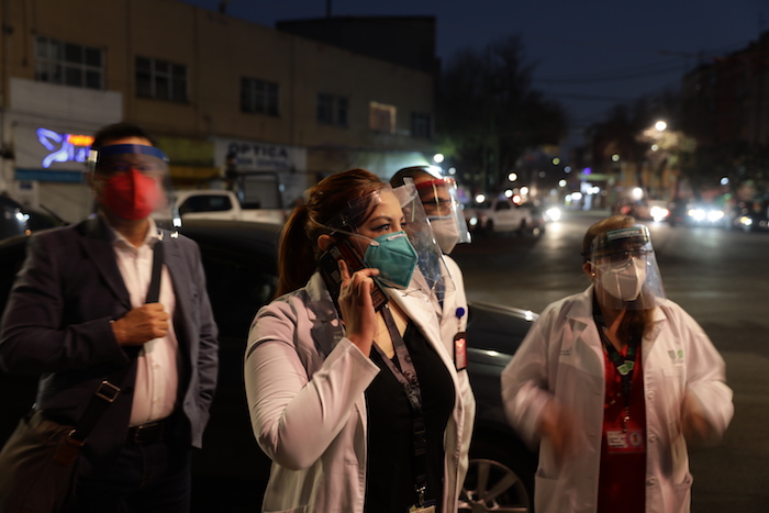 Personal de salud llega para vacunarse contra la COVID-19 al Hospital General de la Ciudad de México, el jueves 24 de diciembre de 2020 en la madrugada.