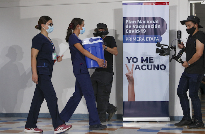 Una Enfermera Carga Una Hielera Con Dosis De La Vacuna Contra La Covid En El Hospital Metropolitano De Santiago Chile El Jueves De Diciembre De